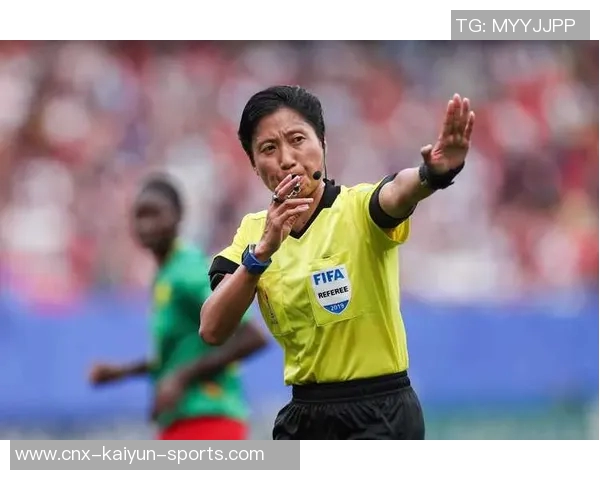 足球裁判吹哨的瞬间揭示比赛背后的规则与公正之道